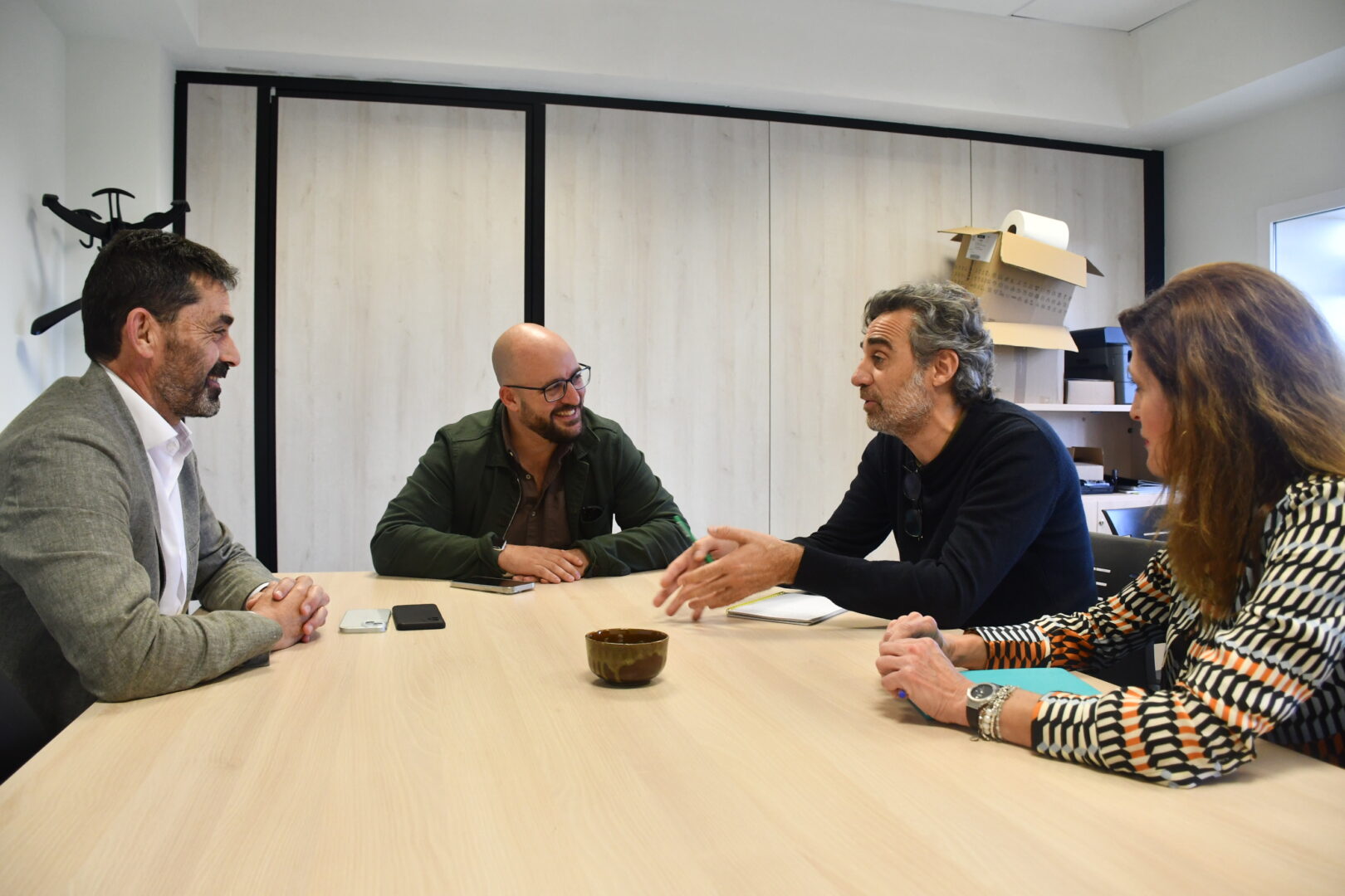 Reunión entre el diputado Germán Beardo, la gerente del IEDT Nausikaa Botamino, el gerente de la cadena de hoteles rurales de la Diputación, Tugasa, José María Godínez y responsables de The Culinary Institute of America